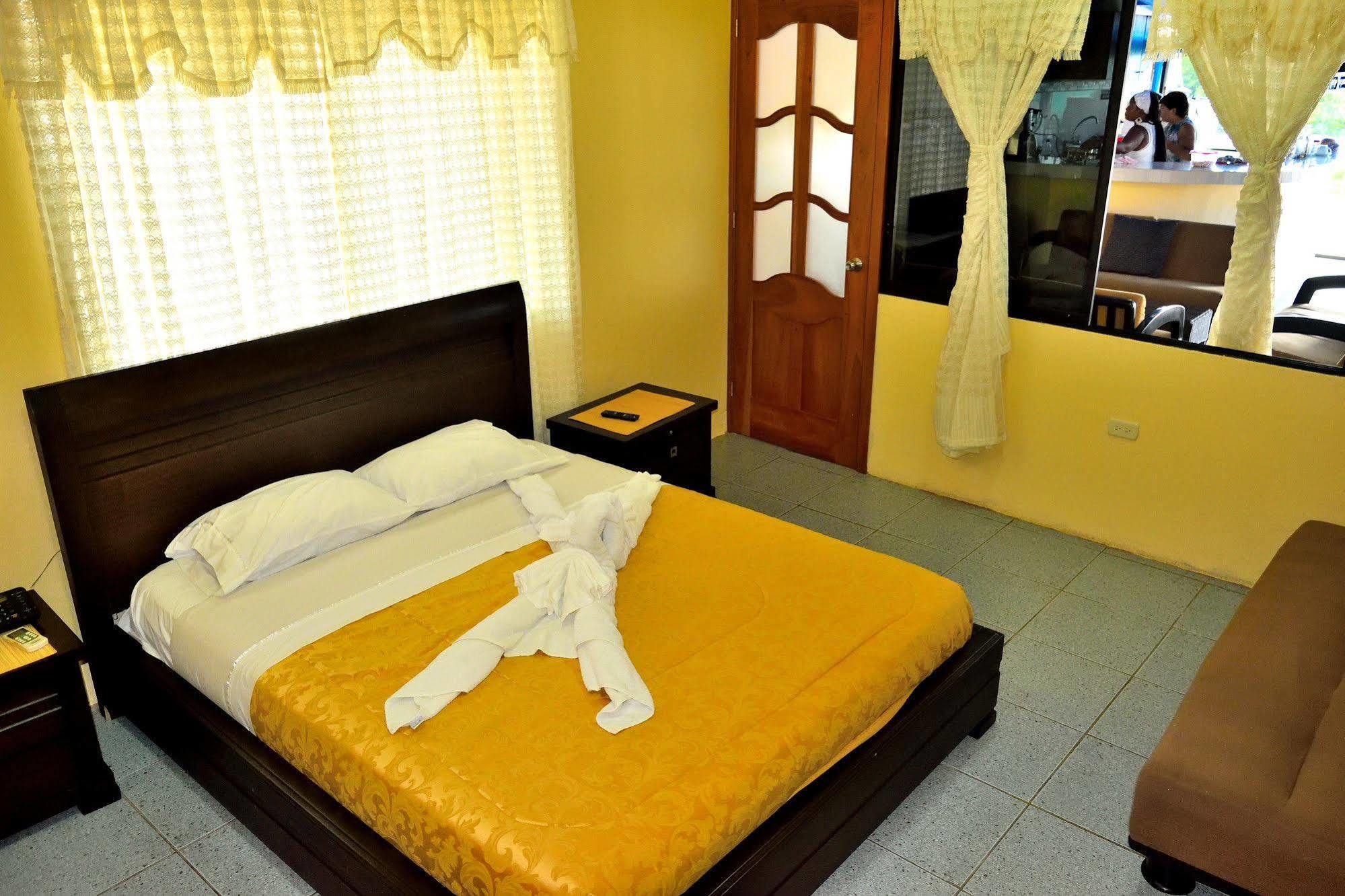 Hostal Cormorant Flightless פורטו איורה מראה חיצוני תמונה